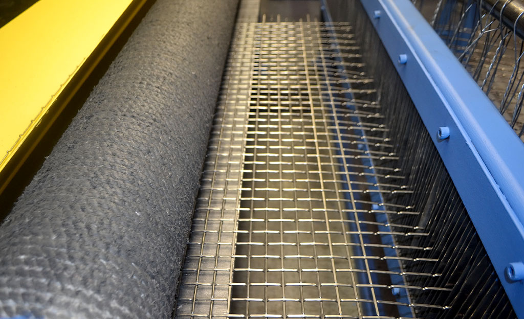 A crimped mesh production machine